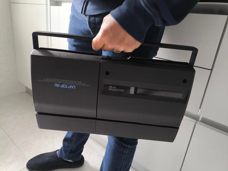 Videoregistratore VHS portatile Hitachi VT-LC50EM - Immagine 4 di 4