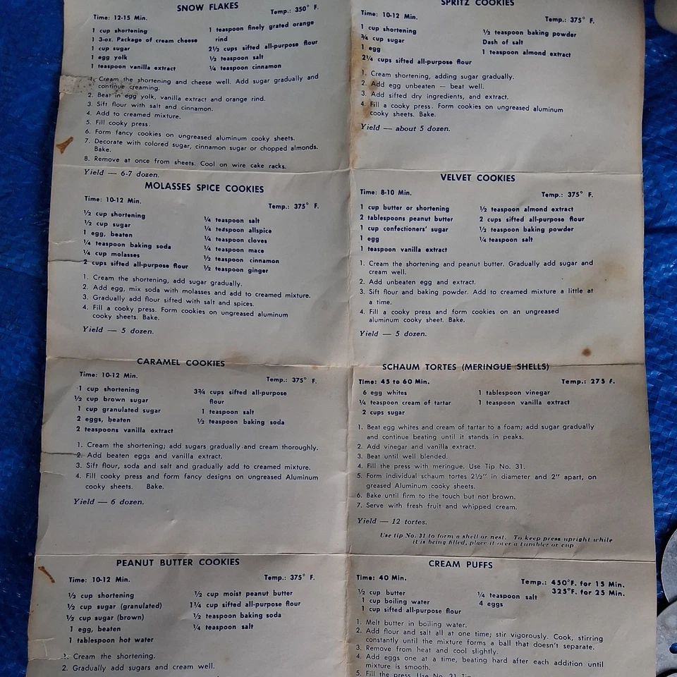 Vintage Cookie Pastry Press Metal with 4 decorating tips, 19 presses - Image 4 of 4