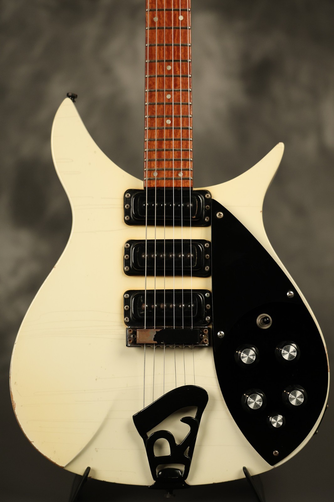 1985 Rickenbacker 350 BT White w / Black hardware