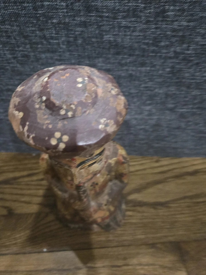 Antigua estatuilla étnica de madera de hombre músico sobre soporte rústica pintada a mano Foto 2 de 4