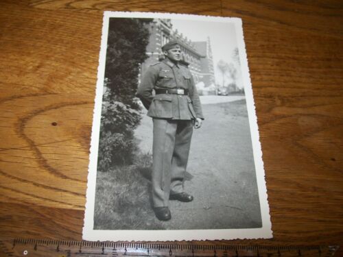 Foto Wehrmacht Landser in Pose Feldbluse Koppelschloss PKW WH WW2 Schiffchen PK - Zdjęcie 1 z 1
