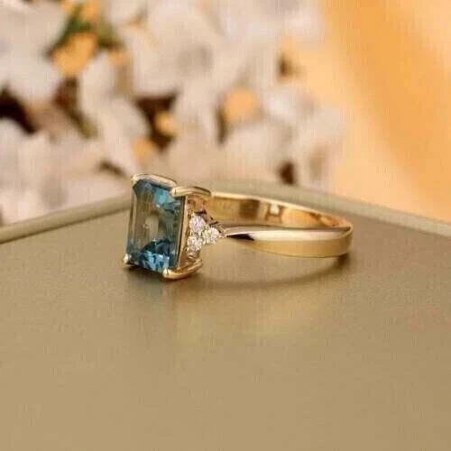 Anillo para mujer aguamarina corte esmeralda de 2,85 quilates oro amarillo de 14 quilates Foto 2 de 4