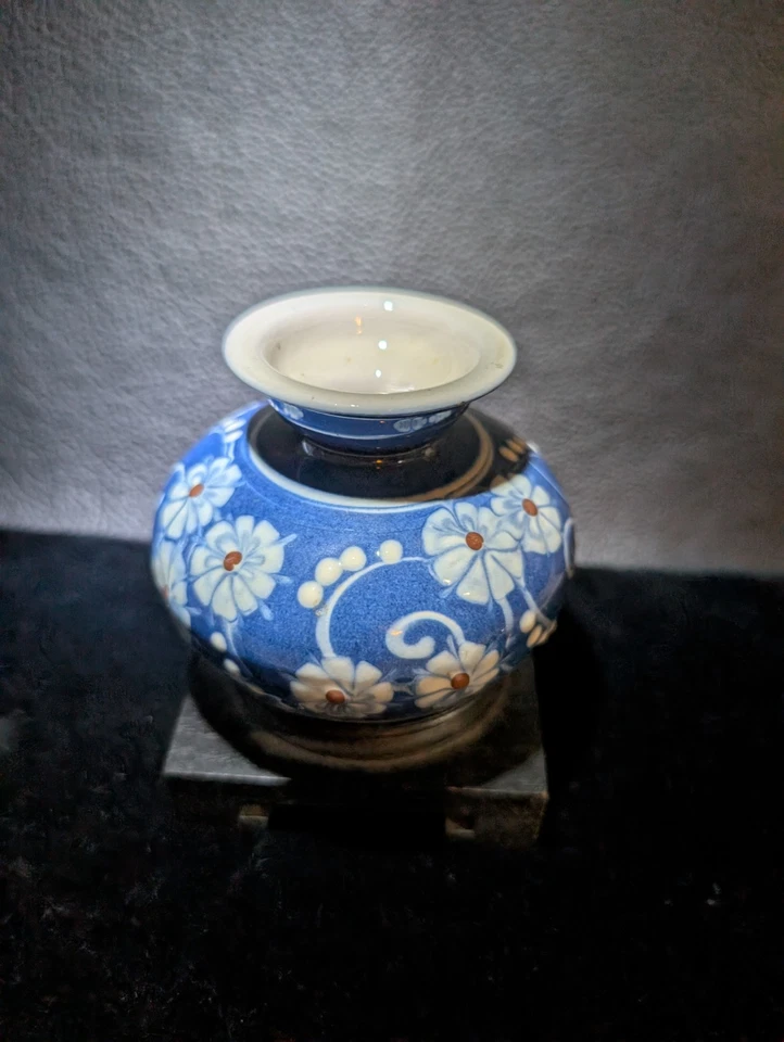 Denmark HAK Pottery Kahler Margeuritte Blue Daisy Sm Vase 3.5 Inch - Image 4 of 4