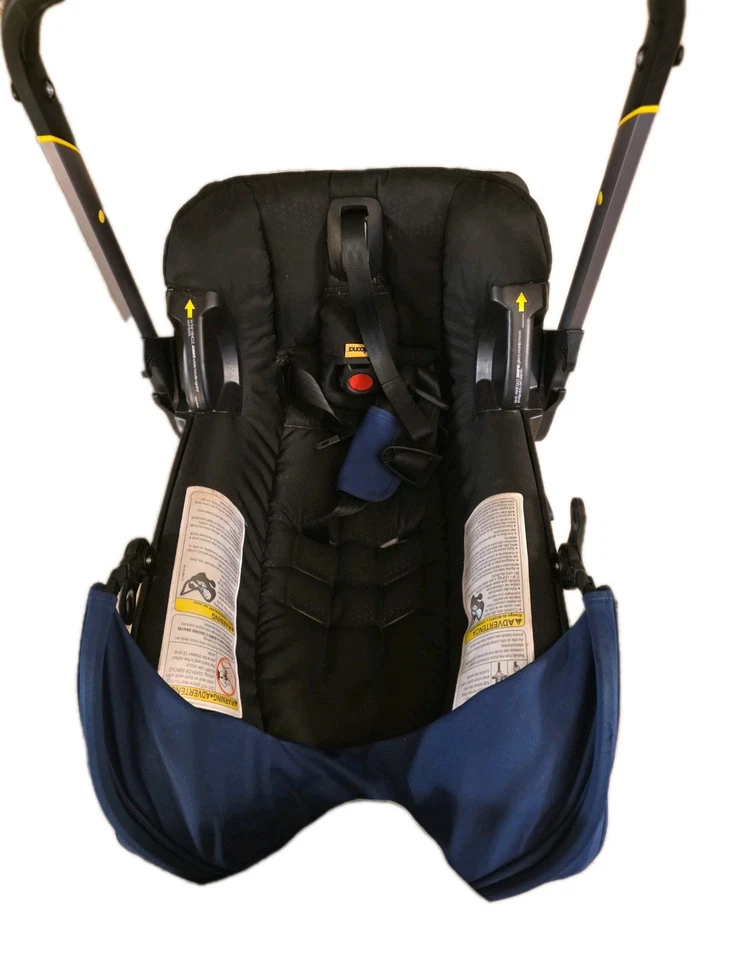 Cochecito convertible Doona, dosel azul oscuro con asiento negro Foto 3 de 4