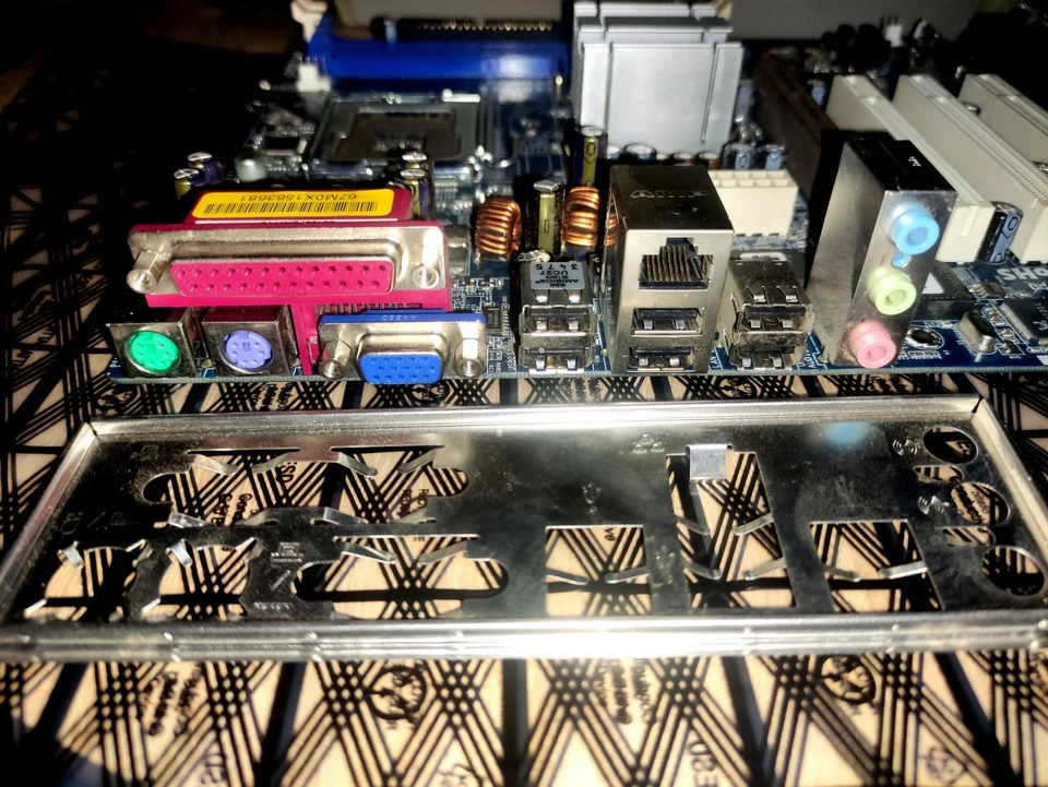 ASRock 775i65G 2.0 Rev: 2.03 AGP Socket 775+ Intel Core 2 Extreme/ Core 2 Duo - Image 4 of 4