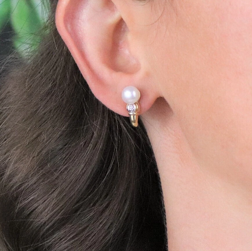 Pendientes de aro de diamantes y perlas de oro amarillo de 10k 5/8" x 1/4" Foto 2 de 4