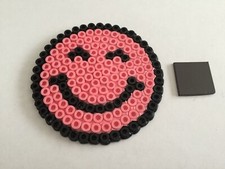 EMOTICONE SMILEY SOURIRE ROSE NOIR AIMANT REFRIGERATEUR PERLE HAMA PIXEL ART