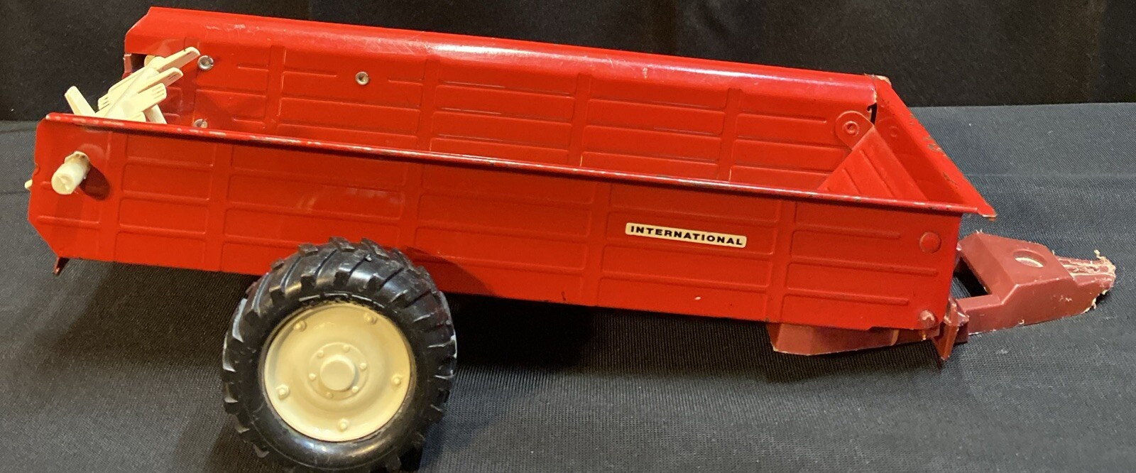 ERTL International Harvester Manure Spreader 13