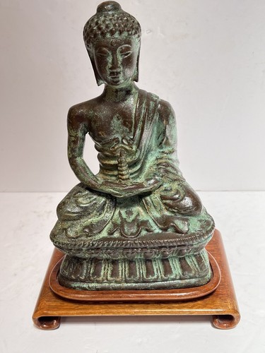 Antiker chinesischer sitzender Bronze Buddha fantastische Patina passender Holzsockel 11 Zoll SUPER
