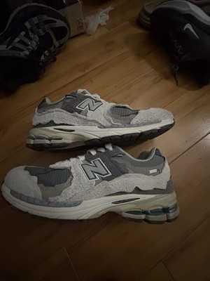 New Balance 2002R Men's Low Top Lace Up Sneakers Gray/White Rubber Outsole