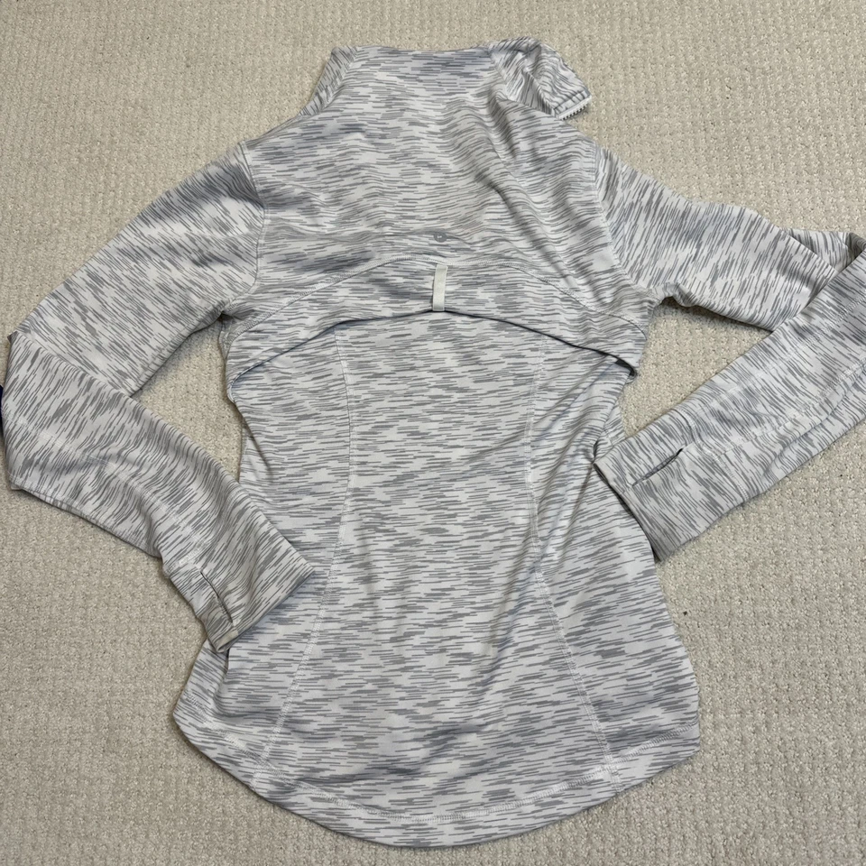 Jaqueta de corrida atlética feminina 90 graus mangas com furo no polegar. Branco, cinza pequeno - Imagem 3 de 4