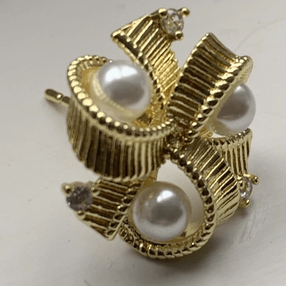 Aretes estilo años 60 imitación perlas y placa de oro 18k lazo cinta, regalo Foto 3 de 4