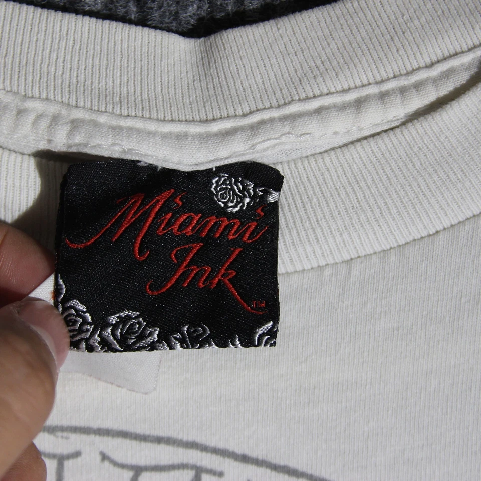 Camiseta Y2K Miami Ink Para Hombres Pequeña Blanca Grunge Arte Gótico Patinador Tipo Aflicción Foto 3 de 4