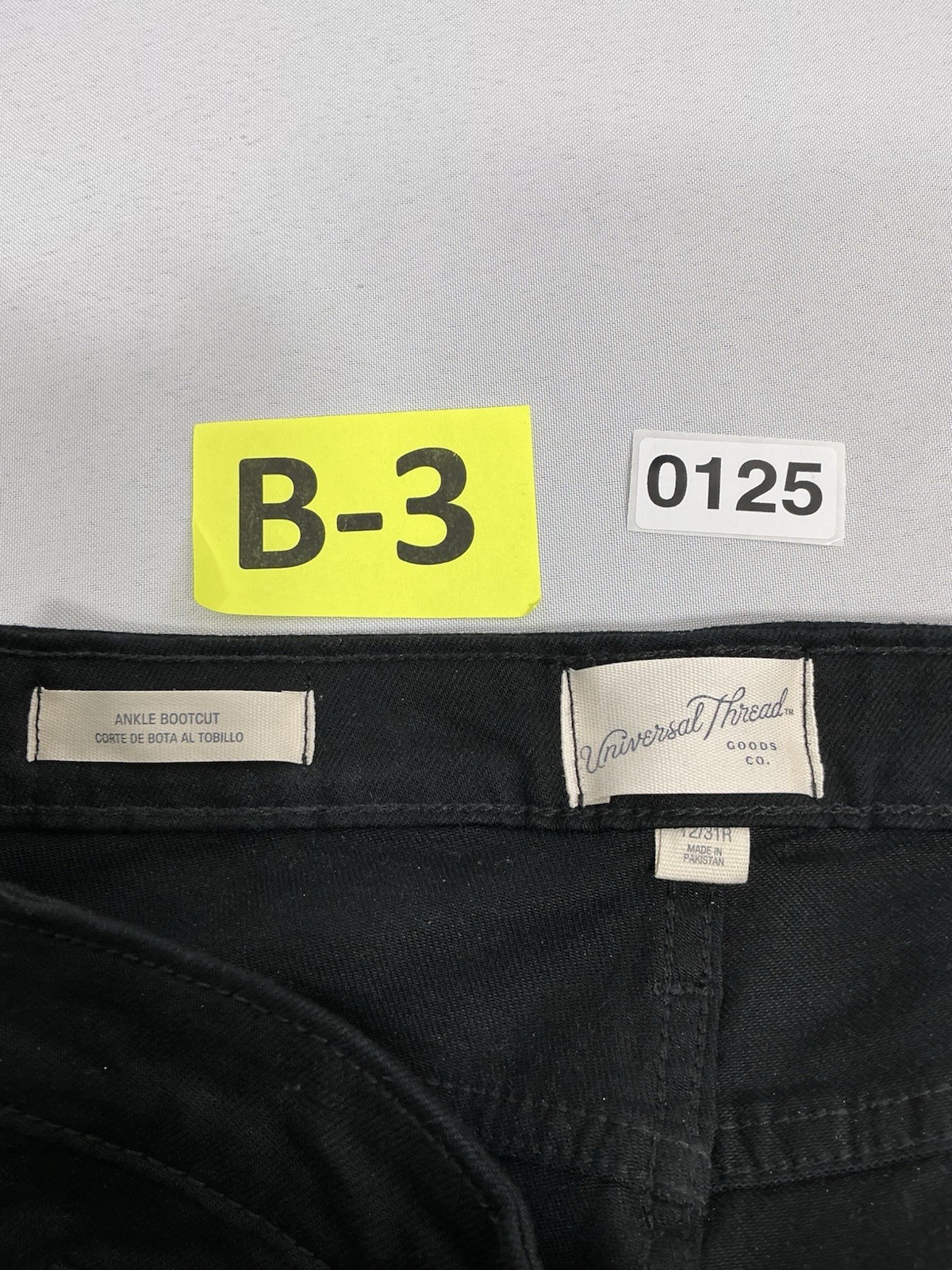 Womans Excellent Cond Universal Thread Ankle Boot… - image 3