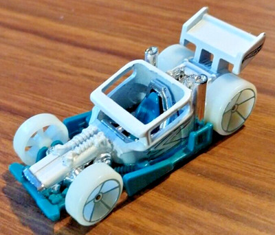 Mattel 2017 Hot Wheels Bone Speeder HW Glow Wheels 3/10 Die Cast weiß/blau Auto