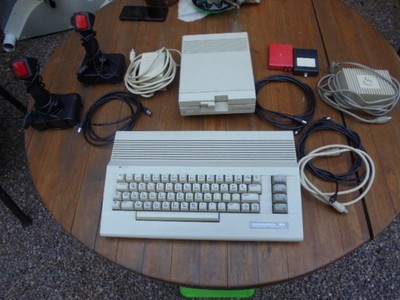 Commodore C64 Komplettset m. 1541-II,Tastatur,2 Joysticks,Kabel,Modulle, Zubehör