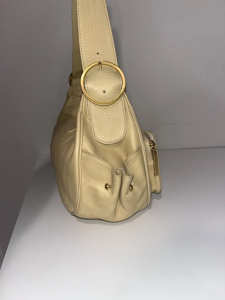Bolso de hombro con correa ajustable de cuero granulado amarillo pálido SONDRA ROBERTS Foto 3 de 4