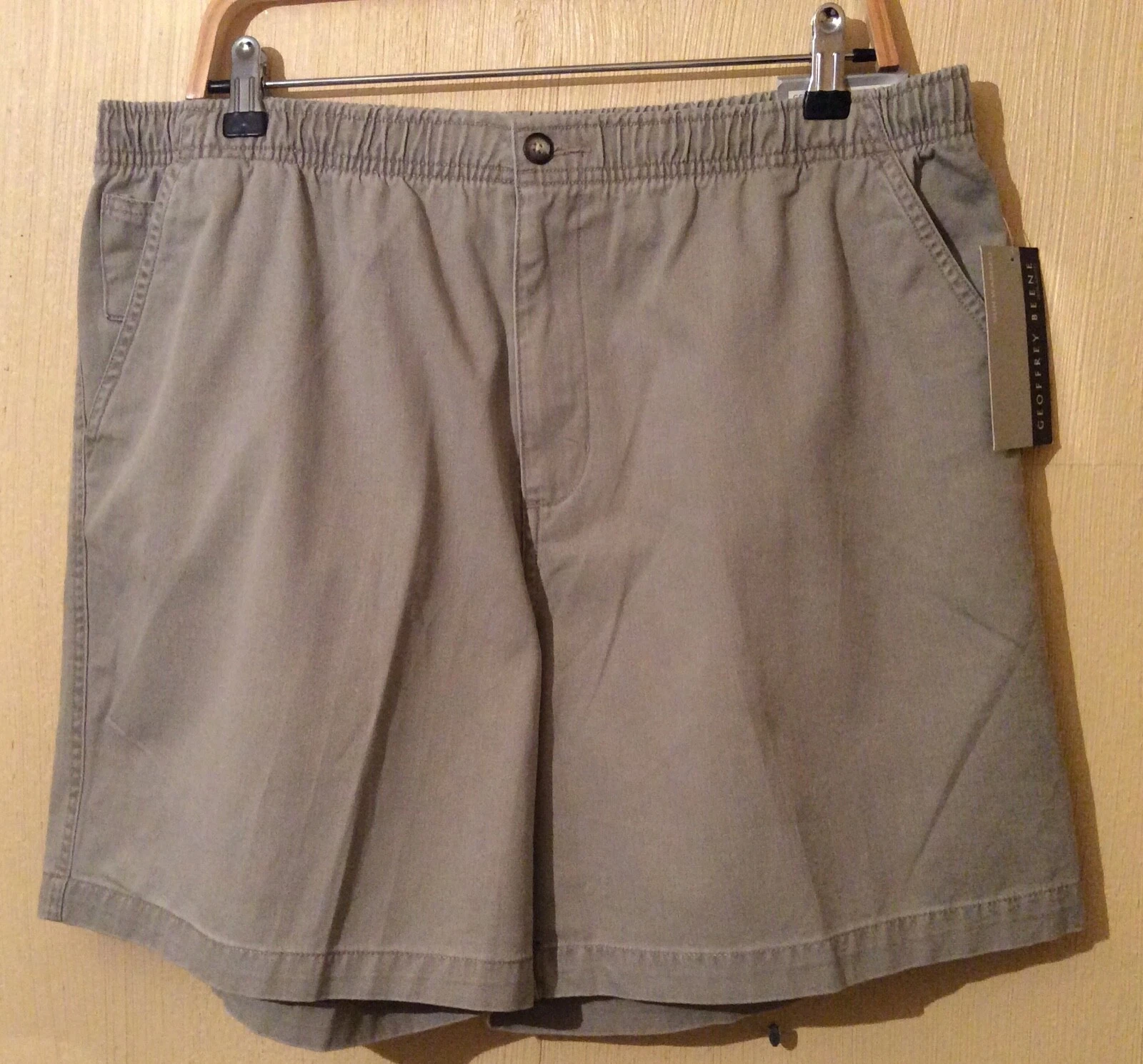 NWT Khaki Cotton Relaxed fit Mens GEOFFREY BEENE Shorts 38" waist Relaxed Fit.