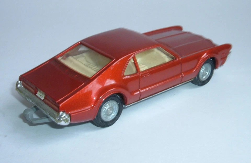 Corgi Toys No. 276, Oldsmobile Toronado 'Take-off Wheels' Golden Jacks - Mint - Image 4 of 4