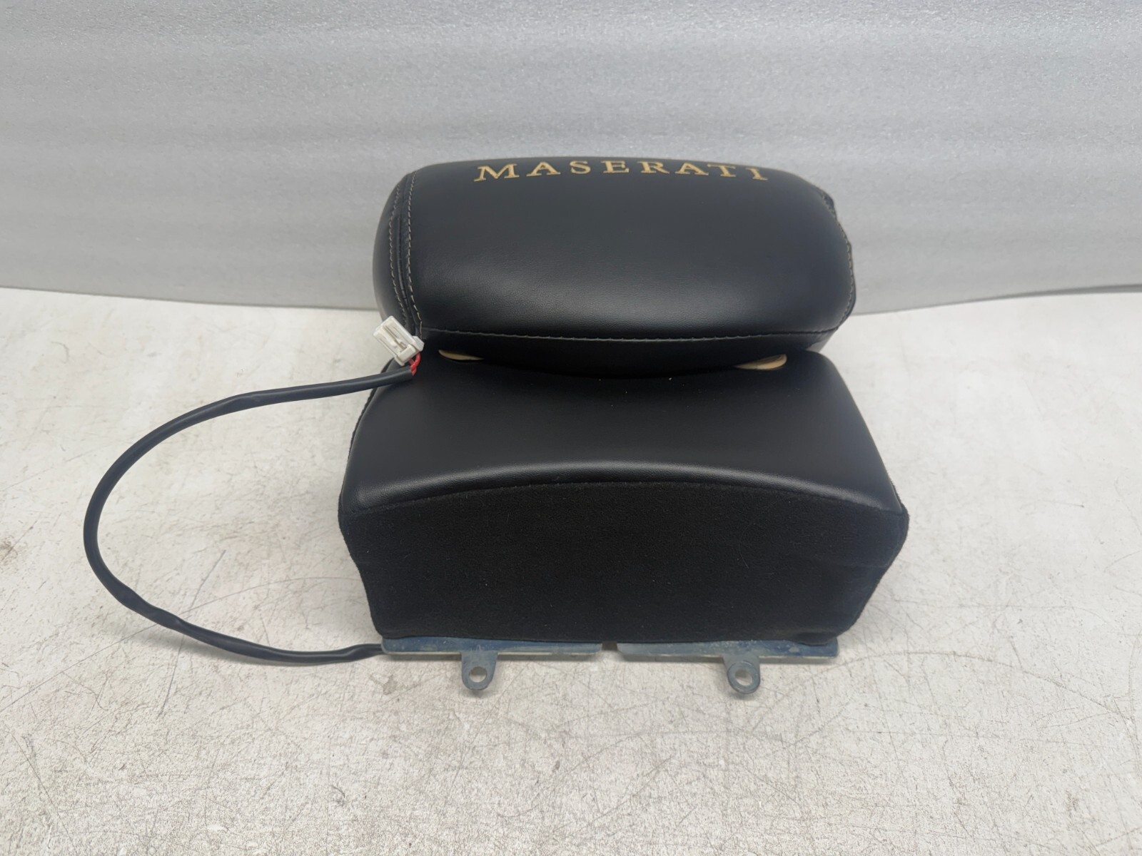 P50205 2003-2013 Maserati Quattroporte Seat Center Headrest w/ MASERATI Sign