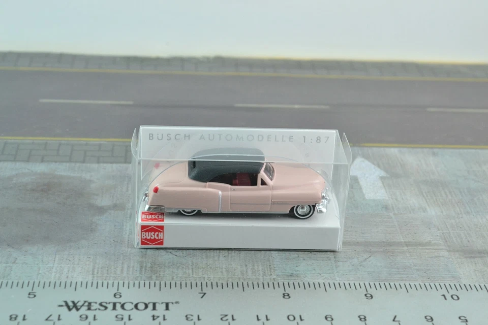 Розовый автомобильный верх Busch 43421 Cadillac 1952 масштаб 1:87 HO - Изображение 3 из 3