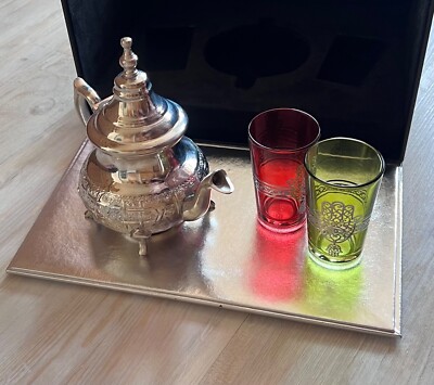Traditionelles silbernes marokkanisches Teeservice Teekanne mit zwei Gläsern Geschenkbox