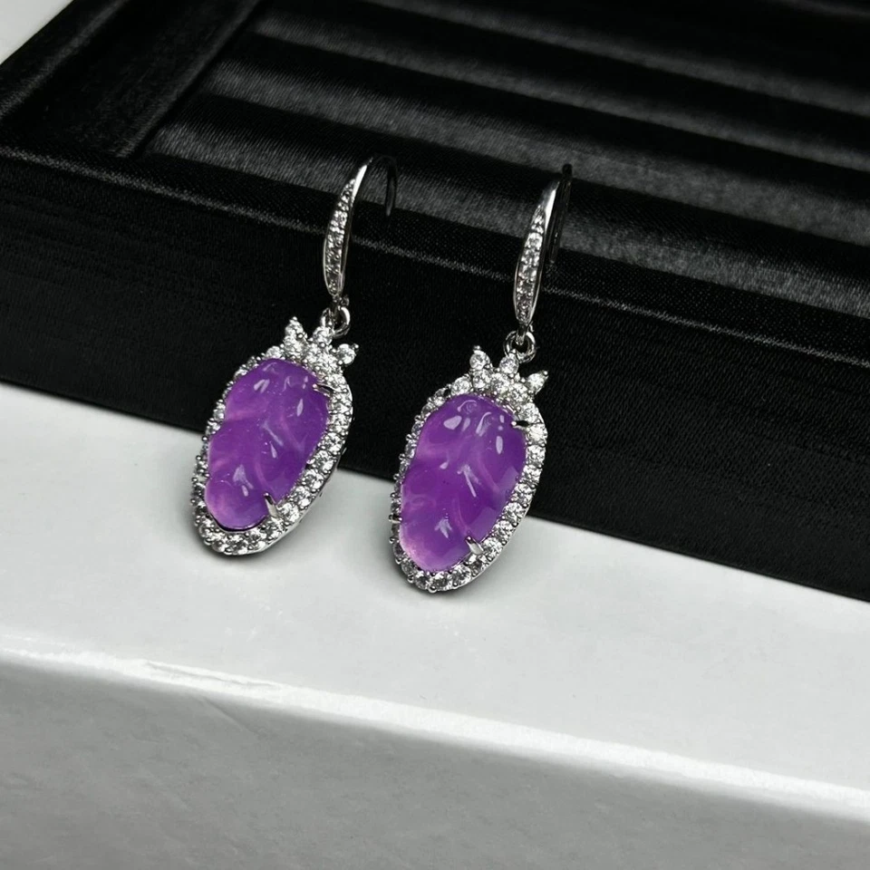 Pendientes de jade violeta natural con diseño de hoja de halo de diamantes de plata de ley Foto 3 de 4