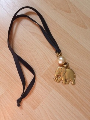 Elegante Vintage Halskette Anhänger Elefant vergoldet Perlmutt Perle schwarzes Band