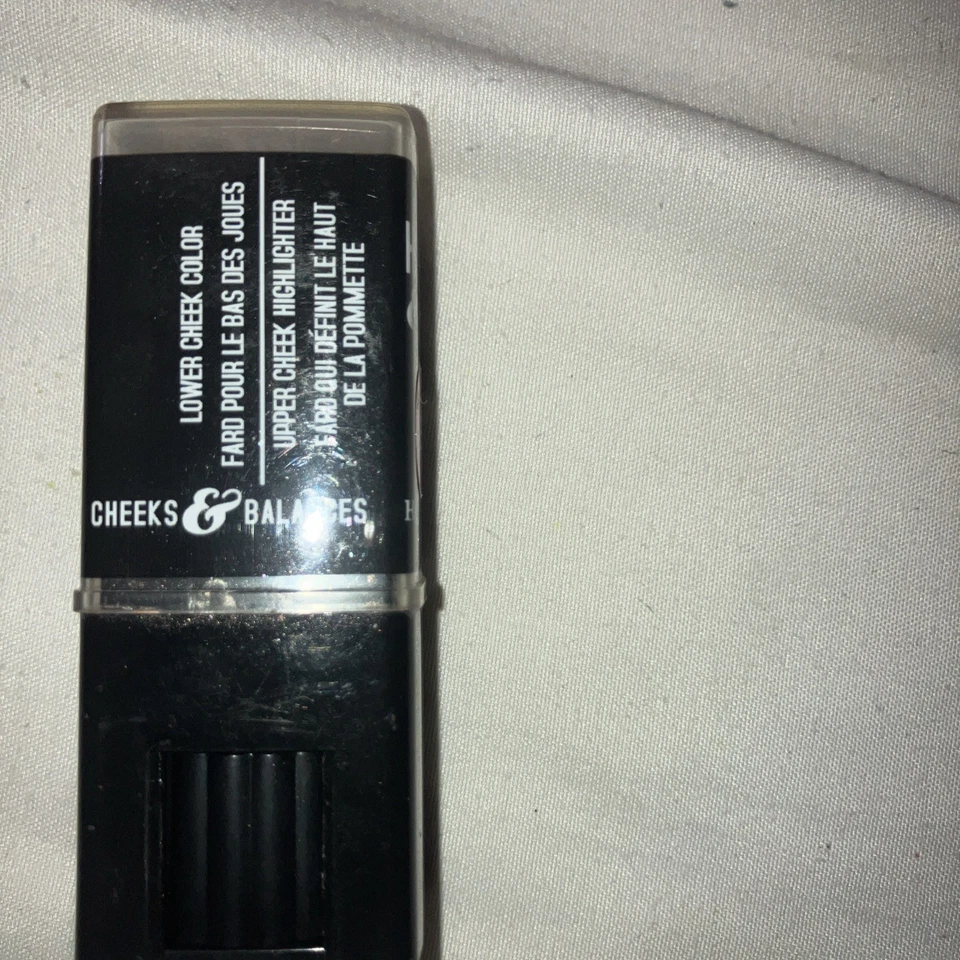 Duo de mejillas de resaltado y contorno de caramelo duro color 861 orquídea en flor Foto 4 de 4