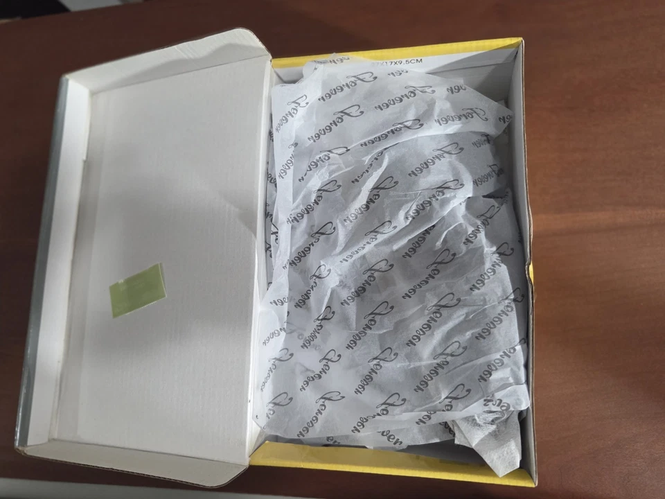 Zapato de vestir gatito de charol negro talla 7 tacón de 1 y 1/2 pulgada Foto 4 de 4