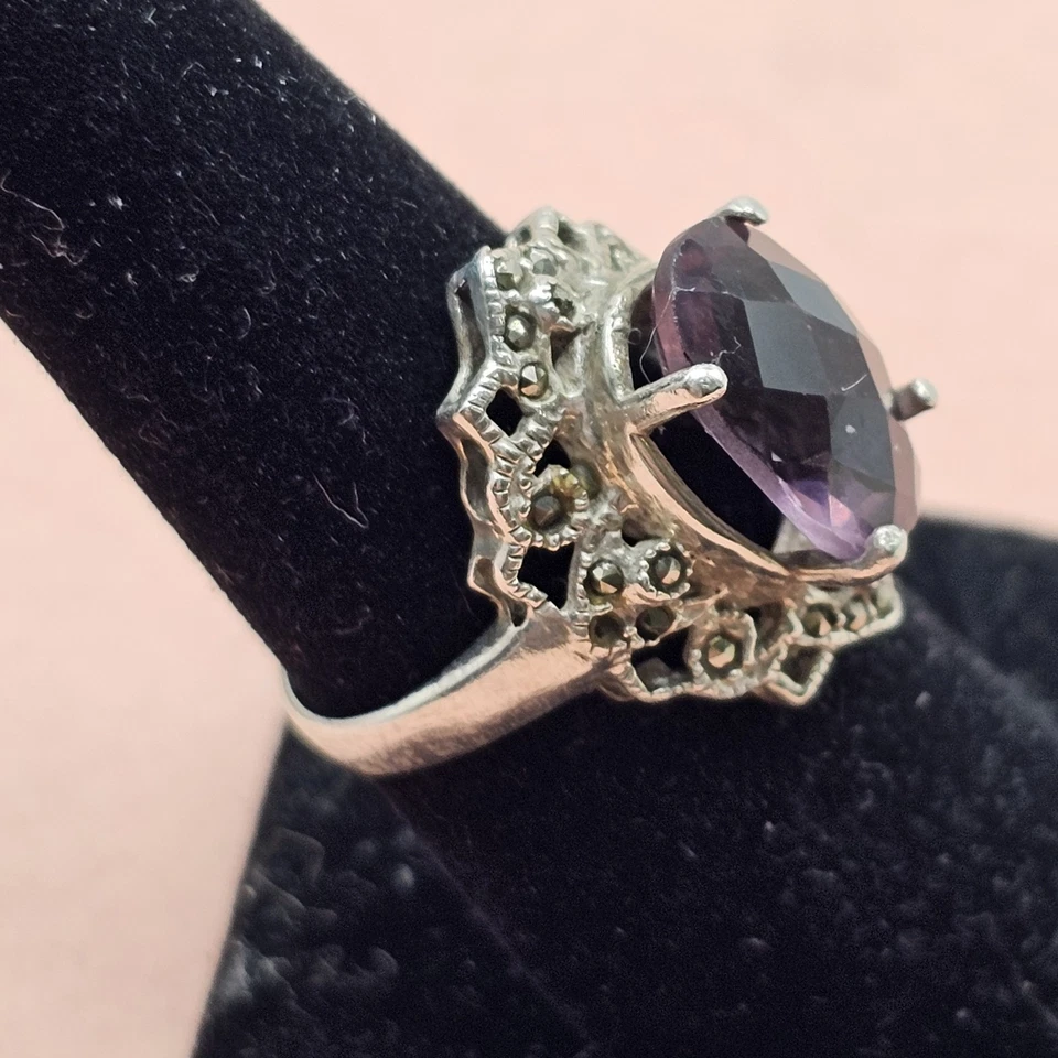 Anillo vintage de plata de ley 925 con marcasita de cóctel púrpura corte ovalado vidrio talla 7,5 Foto 2 de 4