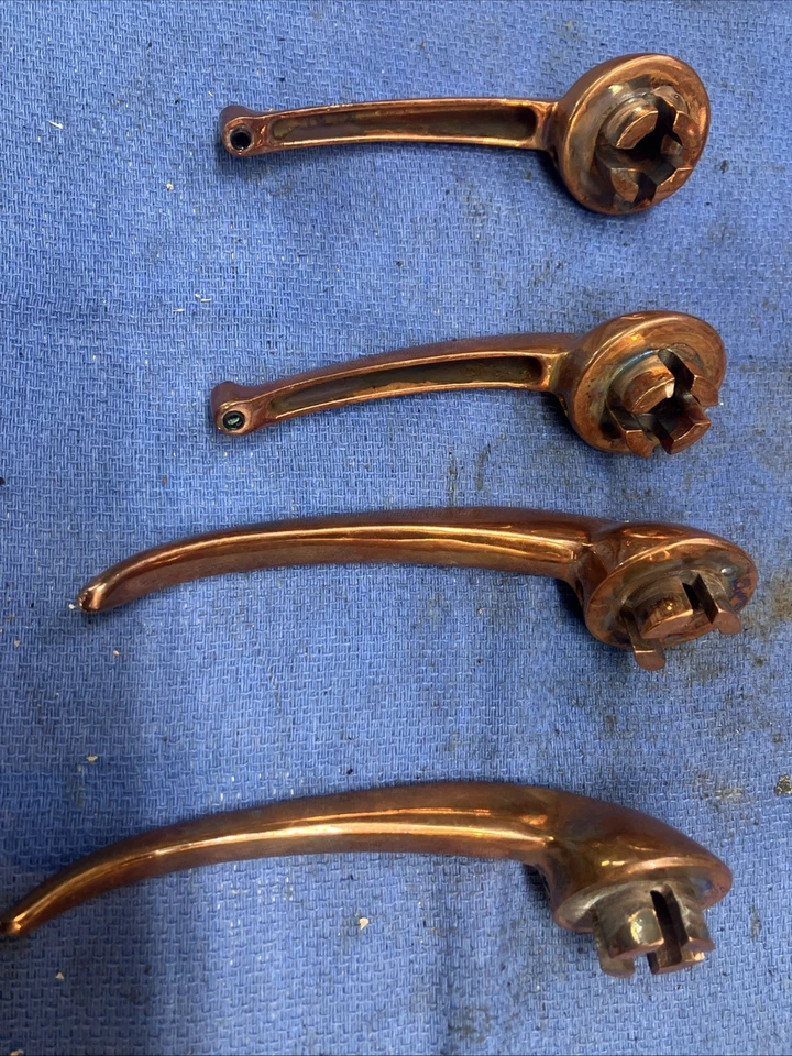 Manija interior de puerta y bobinadoras ALFA ROMEO Giulietta listas para cromar. Foto 2 de 4