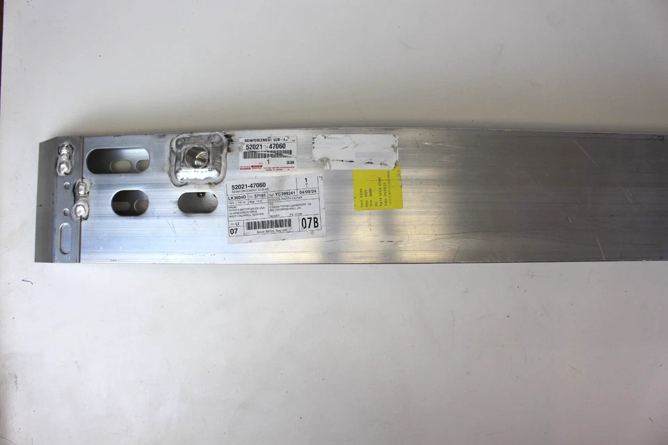 Barra de Impacto Delantera Prius V Original Toyota 52021-47060 ¡NUEVA! Foto 2 de 4