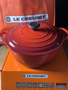 le creuset signature cast iron round casserole
