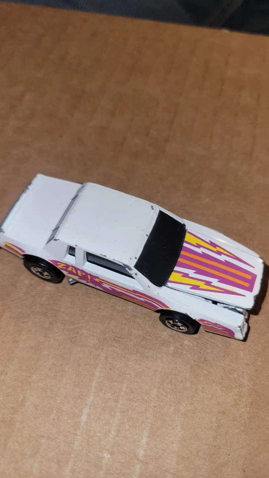 De colección Hot Wheels Crack Ups - KNOCKER STOCKER - BUICK REGAL (BLANCO) Foto 2 de 4