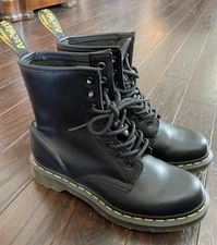 Women’s Dr. Martens 1460 W Doc Combat Boots Black Smooth Leather Size 7 US L NEW