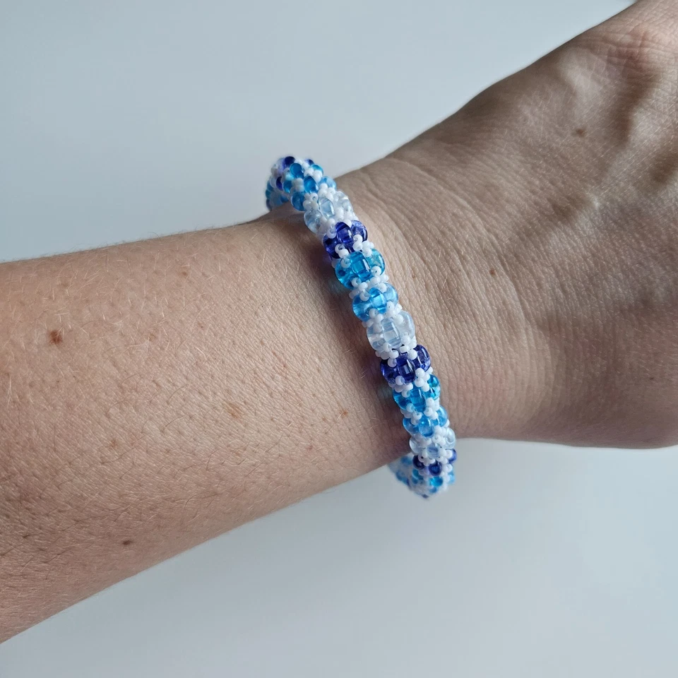 Armreif Armband Damen Schmuck handgefertigt Perlen Blau Weiß Nickelfrei Twinbead - Bild 4 von 4