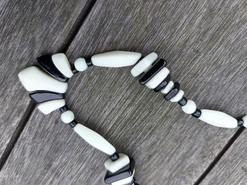 Antique Bakelite Or Early Plastic Necklace Choker Art Deco B/W Screw Clasp - Picture 3 of 4