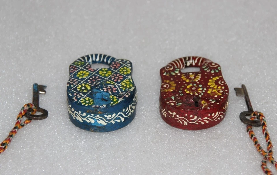 Antiga fechadura e chave gravada floral pintada à mão laca azul e vermelha ferro 2 peças - Imagem 3 de 4