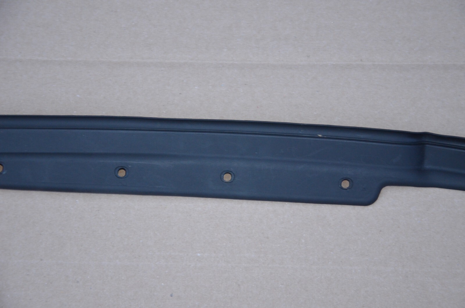 2016-2019 BENTLEY BENTAYGA INNER DOOR SEAL RIGHT FRONT INSERT 36A 837 718 A OEM
