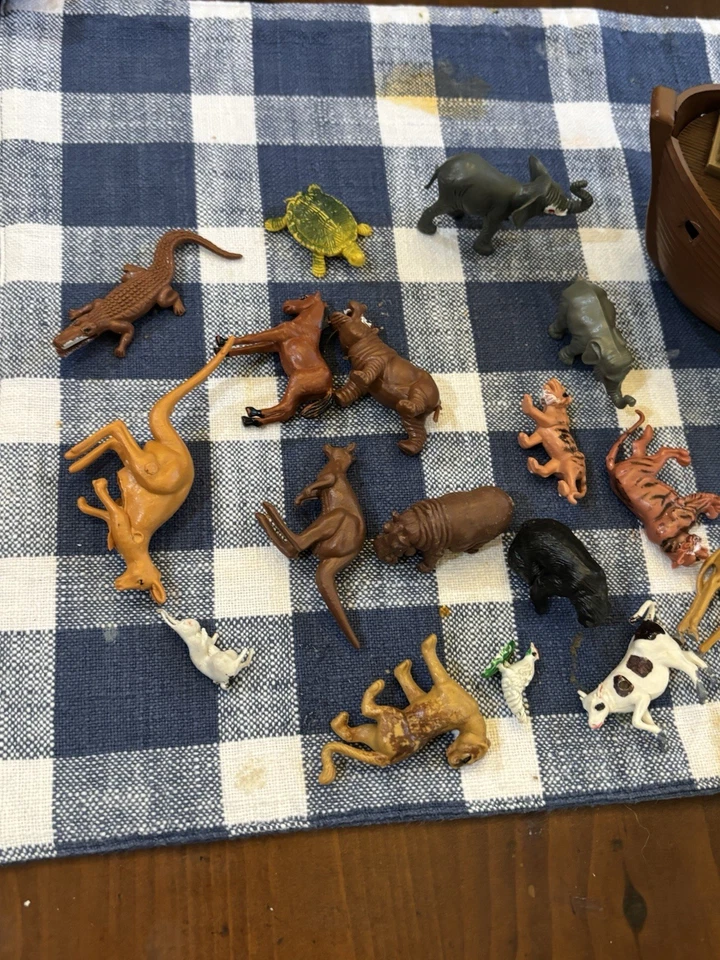 Juego Miniatura Arca de Noé con Caja De Colección Hecho en Hong Kong  Foto 3 de 4