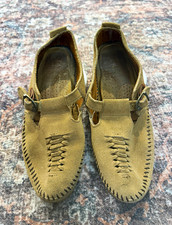 Vintage Minnetonka women  s 6 Tan Suede Moccasin Slip-On Rubber Sole Fringe Lace
