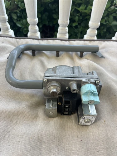 White rogers 36E97 201 HQ1585987WR  Furnace Gas Valve ￼