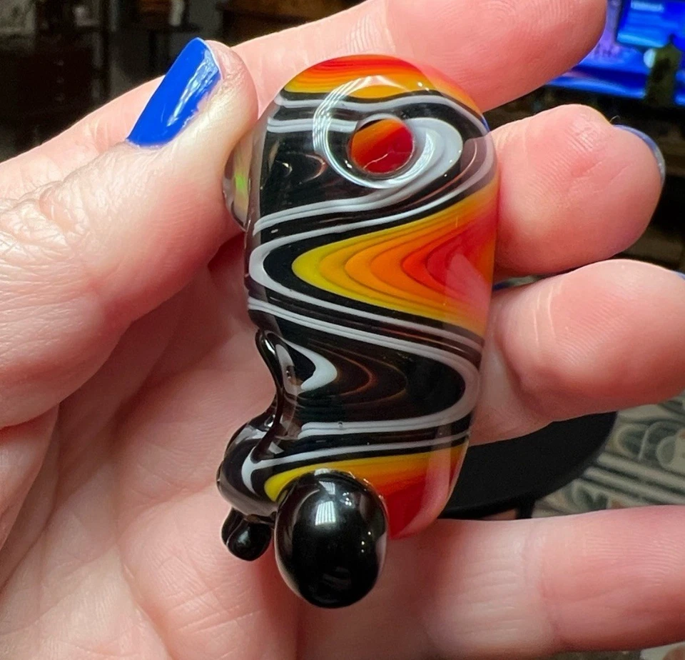 Calavera de ladrón embriagadora de vidrio soplado trippy artesanal con collar colgante de ópalo Foto 4 de 4