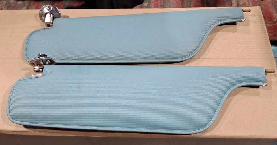 1968 Oldsmobile 98 sun visors LH & RH and rear view mirror with hardware Foto 2 de 4