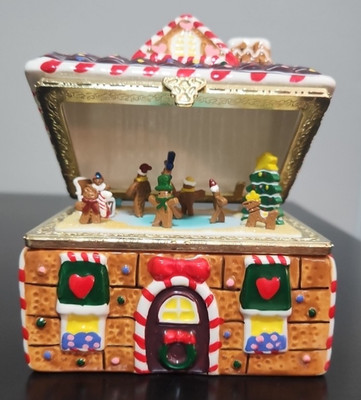 Mr. Christmas Gingerbread House Musical Figurine ''We Wish You A Merry Christmas''