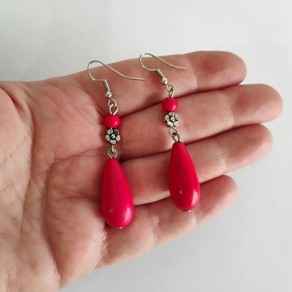 Pendientes colgantes largos de lágrima de piedra roja y plata con cuentas de flores rojas y plateadas Foto 2 de 4