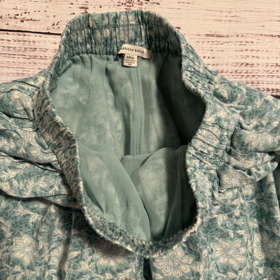 Falda floral verde American Eagle Outfitters con tirantes para mujer talla pequeña Foto 4 de 4