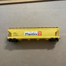 HO SCALE RAILROAD TRAIN CAR -SHELL CHEMICAL PLASTICS  SCPX5703 -4 BIN HOPPER CAR