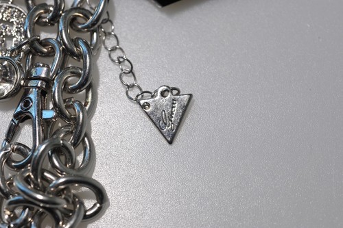 Guess Necklace chunky charm silver tone rhinestone signature logo heart NWT - Picture 11 of 12